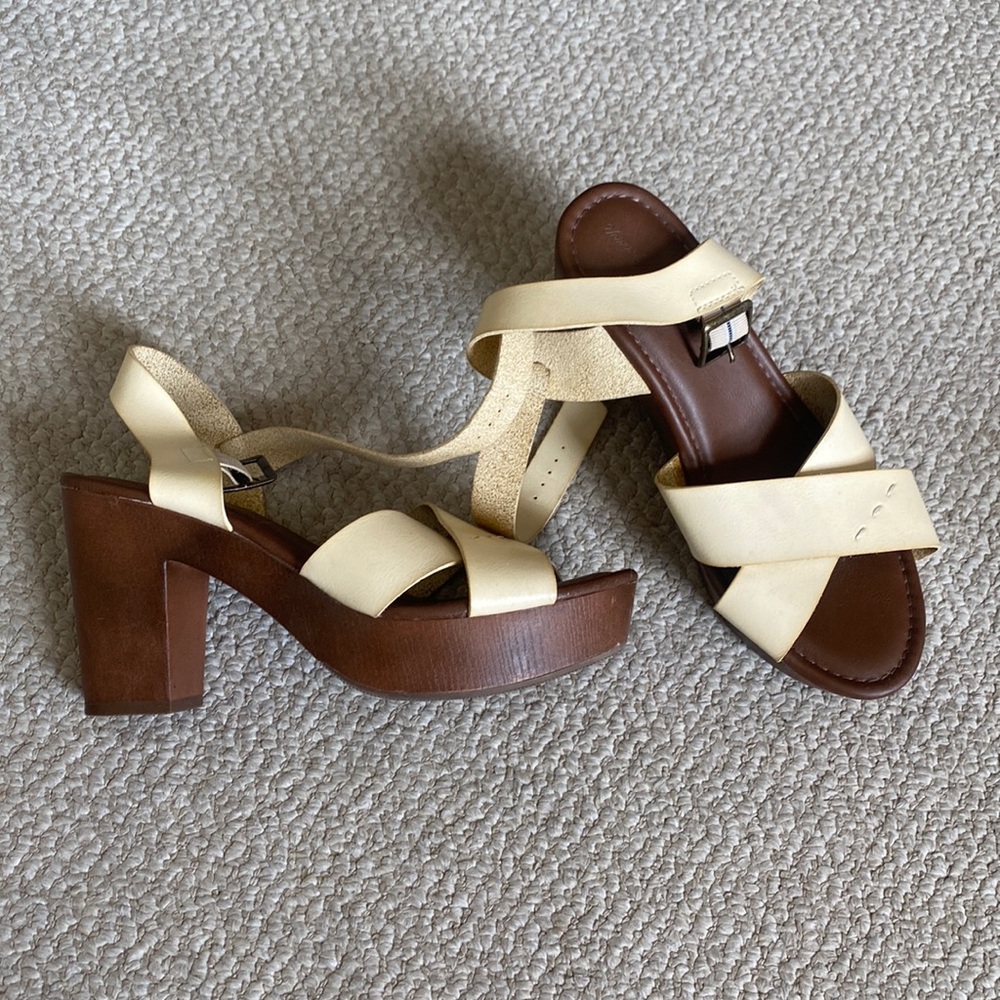 Universal Thread platform sandals